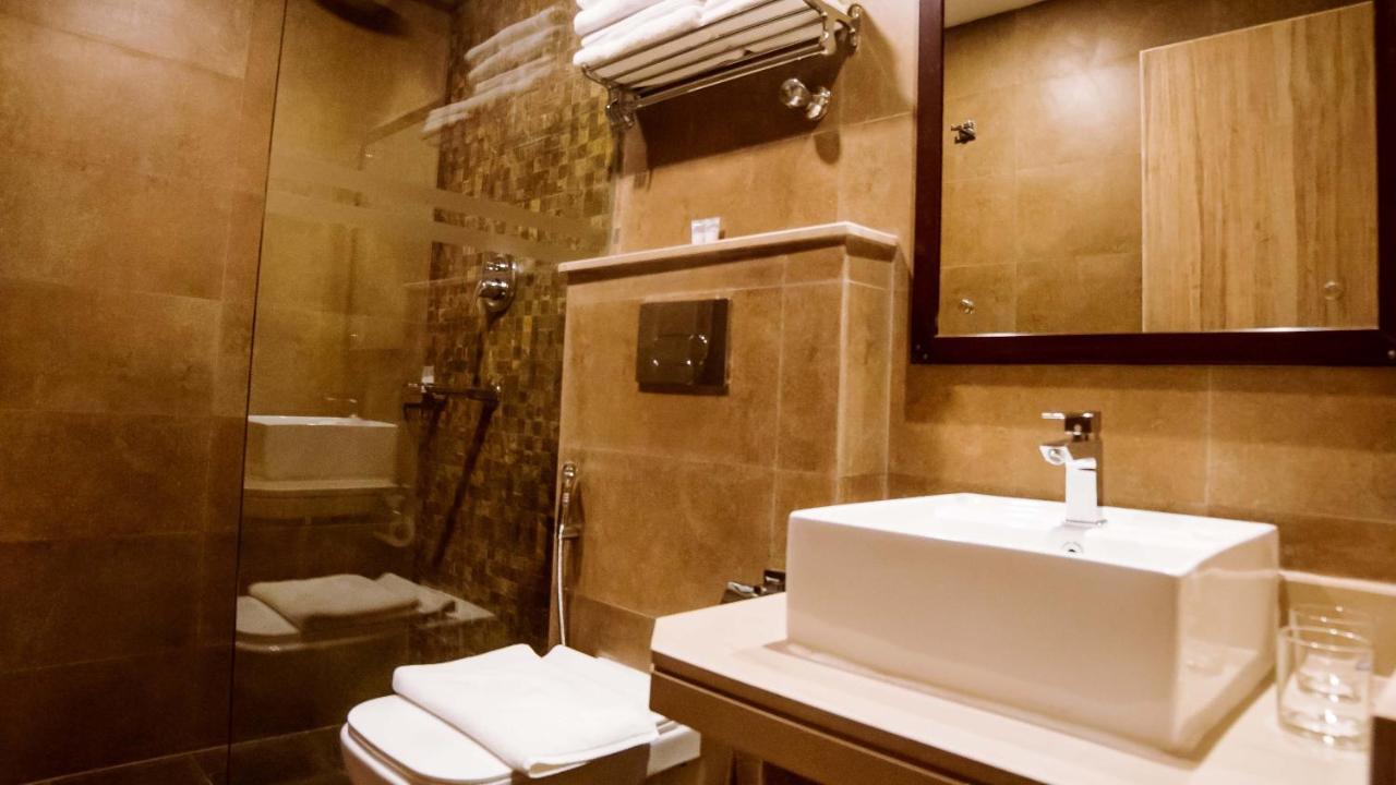 מלון Aabas Pokhara By Barahi Hospitality מראה חיצוני תמונה