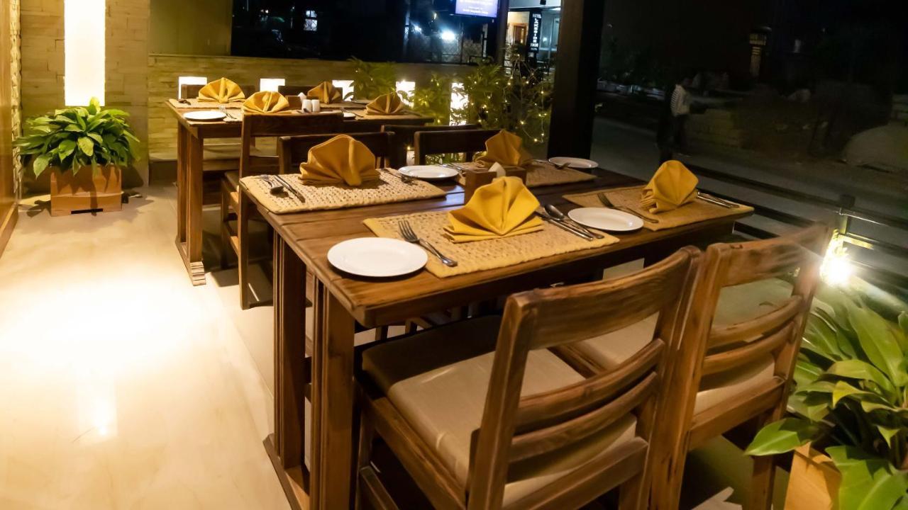 מלון Aabas Pokhara By Barahi Hospitality מראה חיצוני תמונה
