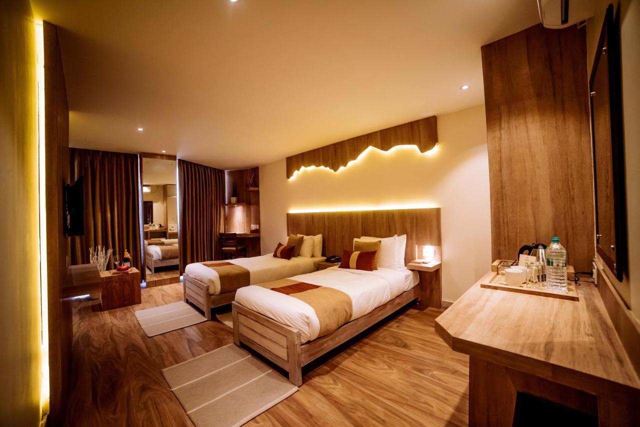 מלון Aabas Pokhara By Barahi Hospitality מראה חיצוני תמונה