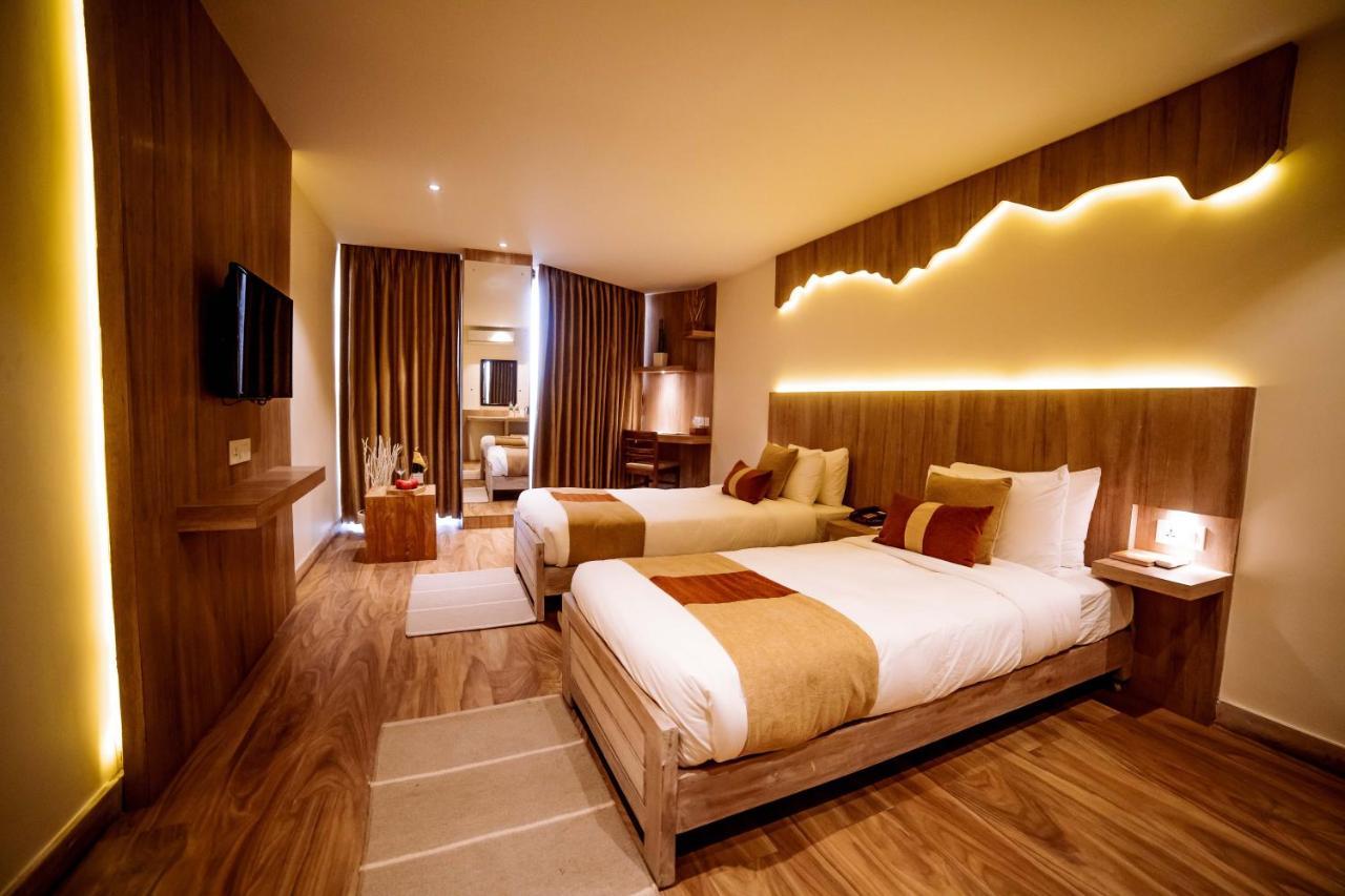 מלון Aabas Pokhara By Barahi Hospitality מראה חיצוני תמונה