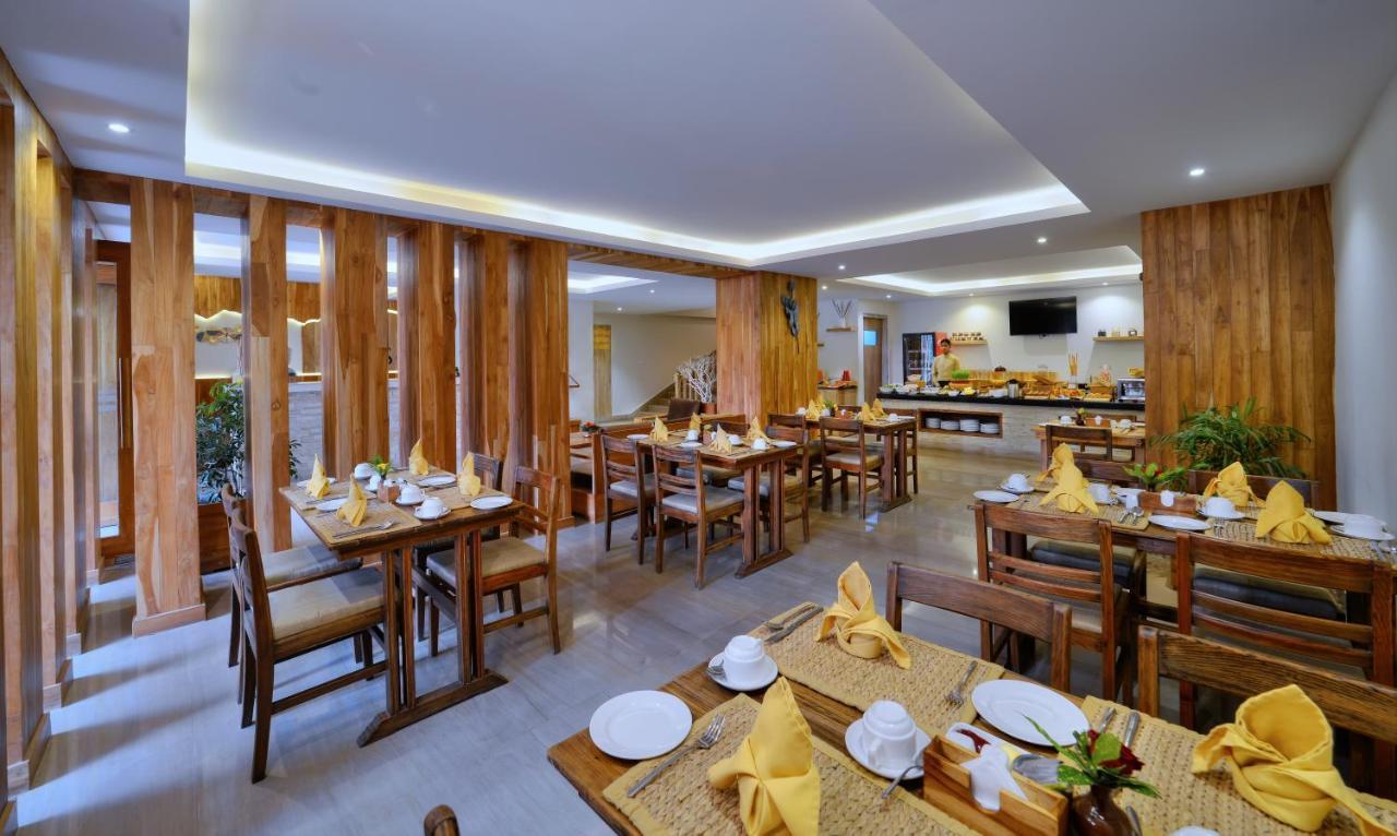 מלון Aabas Pokhara By Barahi Hospitality מראה חיצוני תמונה