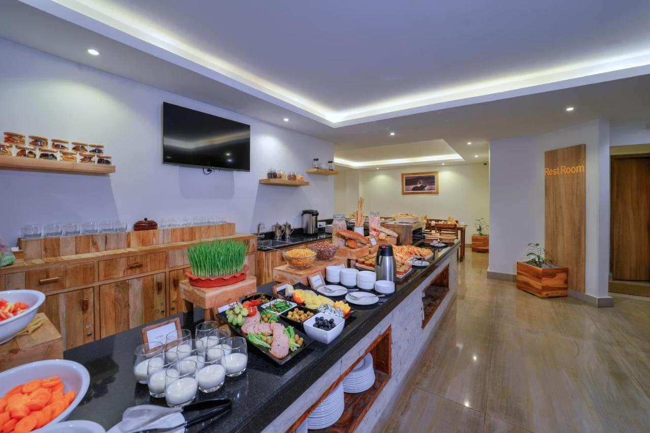 מלון Aabas Pokhara By Barahi Hospitality מראה חיצוני תמונה
