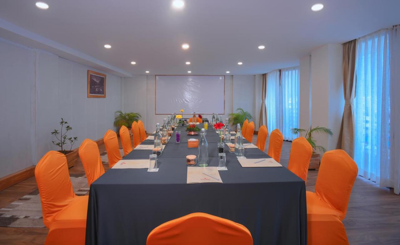 מלון Aabas Pokhara By Barahi Hospitality מראה חיצוני תמונה