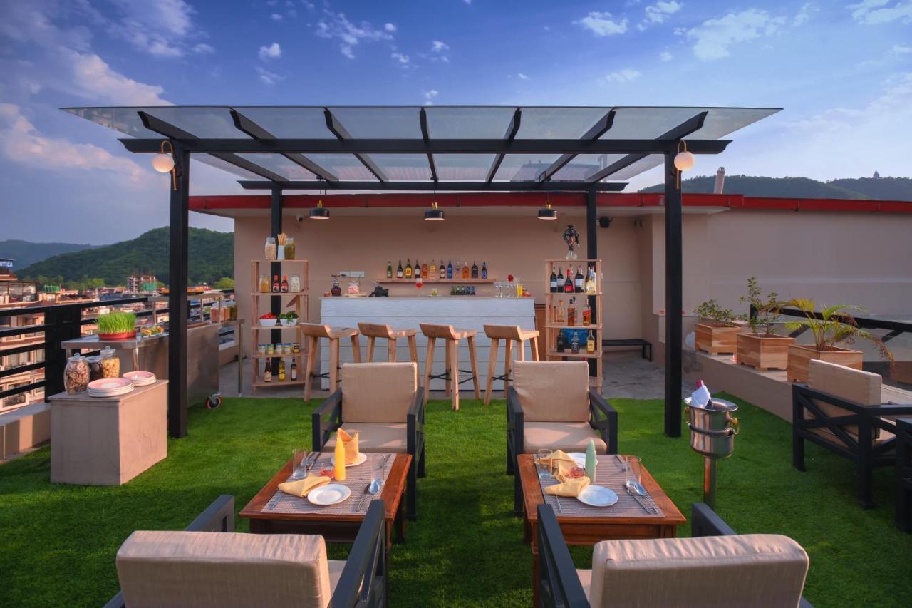 מלון Aabas Pokhara By Barahi Hospitality מראה חיצוני תמונה