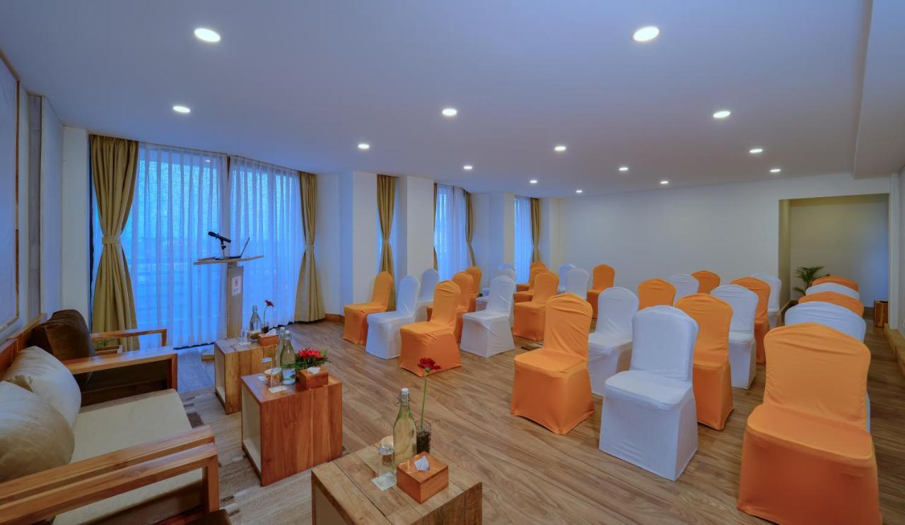 מלון Aabas Pokhara By Barahi Hospitality מראה חיצוני תמונה