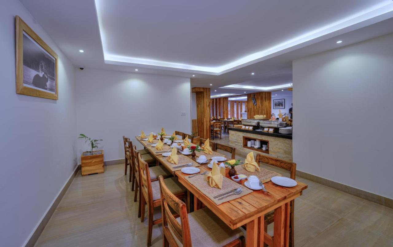 מלון Aabas Pokhara By Barahi Hospitality מראה חיצוני תמונה