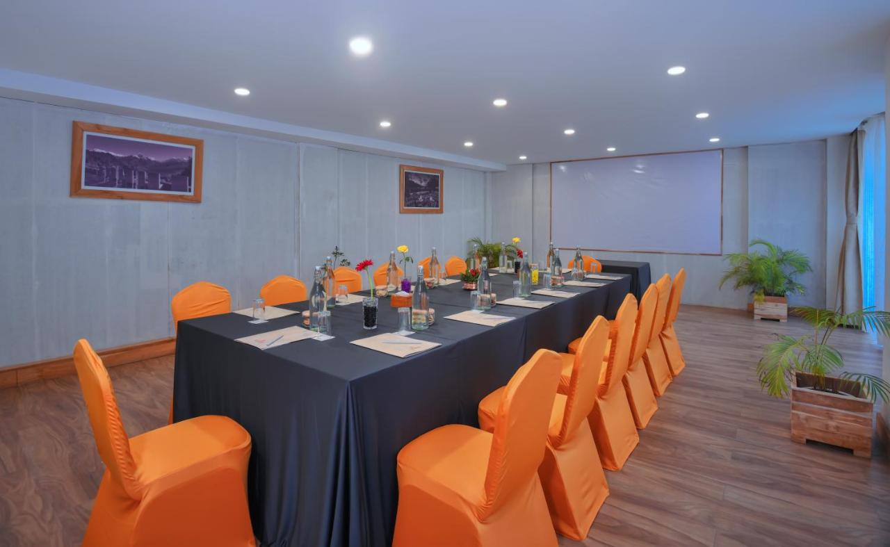 מלון Aabas Pokhara By Barahi Hospitality מראה חיצוני תמונה