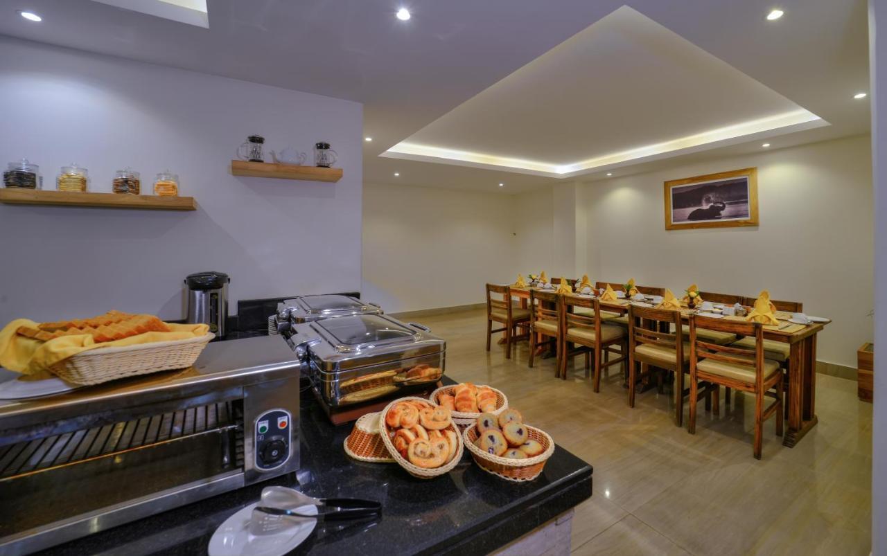 מלון Aabas Pokhara By Barahi Hospitality מראה חיצוני תמונה