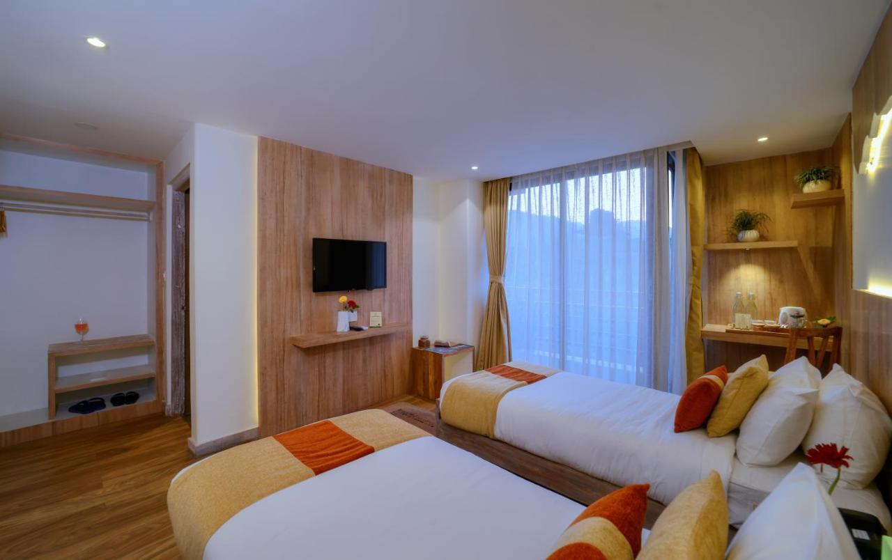 מלון Aabas Pokhara By Barahi Hospitality מראה חיצוני תמונה