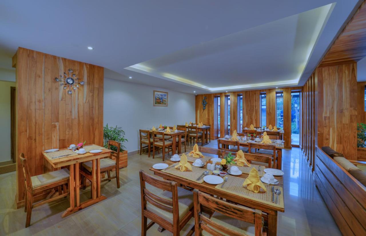 מלון Aabas Pokhara By Barahi Hospitality מראה חיצוני תמונה